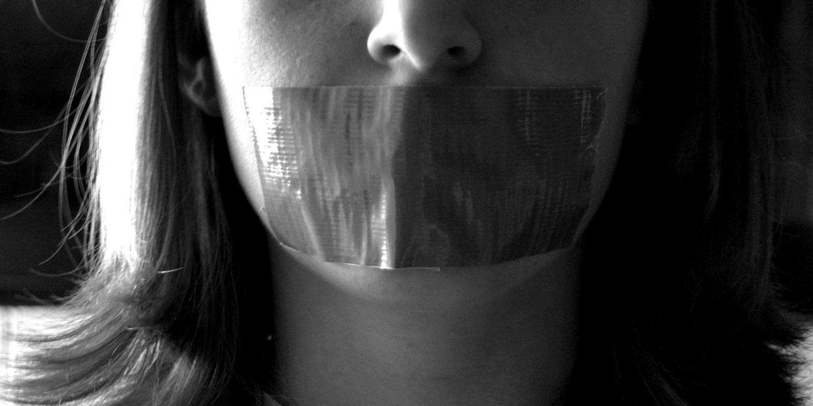 le mensonge fait taire les personnes, il sert à démonétiser la parole. Les manipulateurs s'en servent pour humilier, culpabiliser leurs victimes de façon à ce qu'elles ne puissent plus se défendre.
le mensonge est un enfermement, un cloisonnement dans lequel on s'enferme. Il faut toujours un mensonge pour en cacher un autre. Voilà pourquoi cette campagne de sensibilisation.
